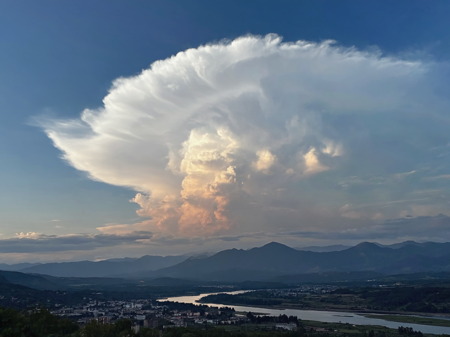 Una nube? Pesa come 5000 portaerei. Non è uno scherzo: calcoliamolo insieme!